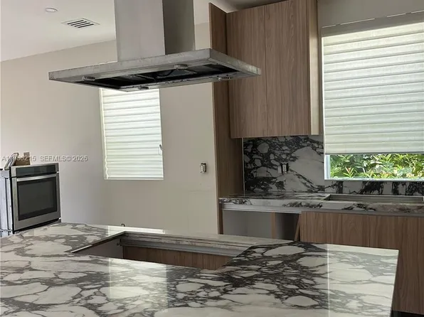 9860 NW 75th Ter, Doral, FL 33178