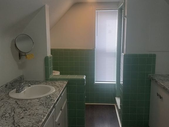 4th image of 16014 Hackett St