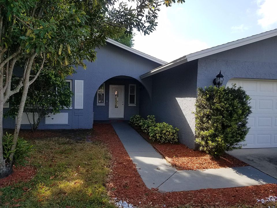 Front of house. 2 Car garage