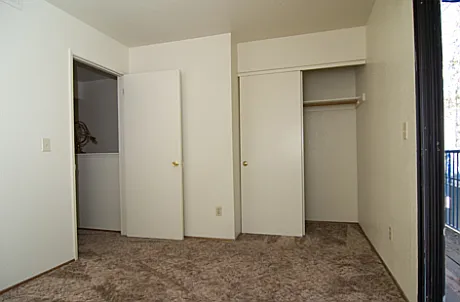 Hillcrest Court Apartments — Photo 10
