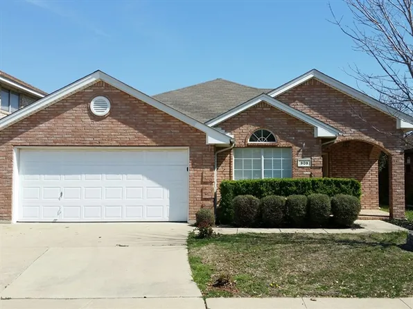 909 Remington Dr, Saginaw, TX 76131