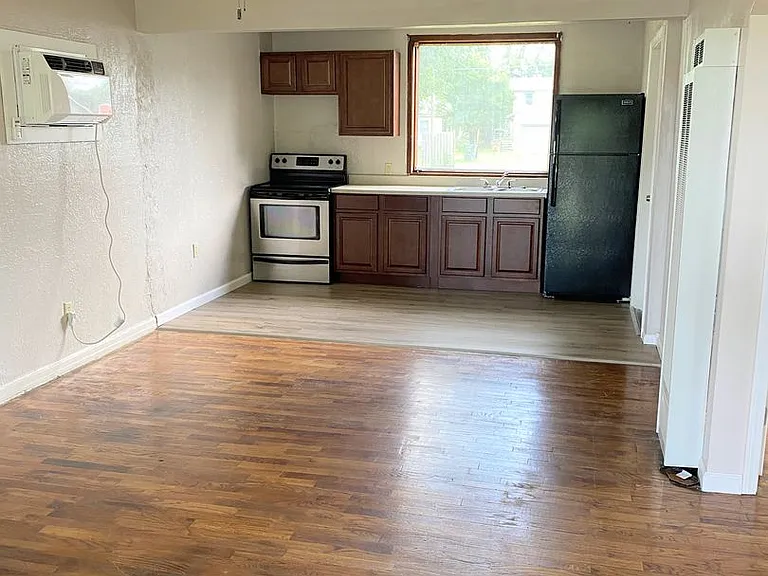 1410 N Forrest St — Photo 2