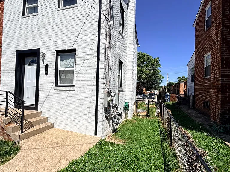 608 Chaplin St SE — Photo 2