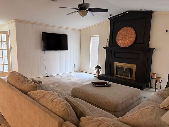 2nd image of 302 NW Ridgeview Way