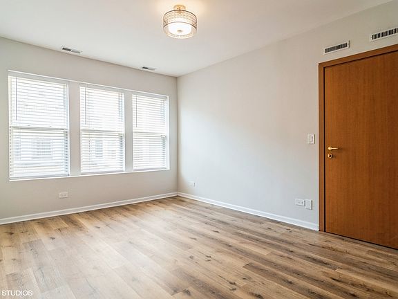 3rd image of 4754 N Albany Ave APT 3