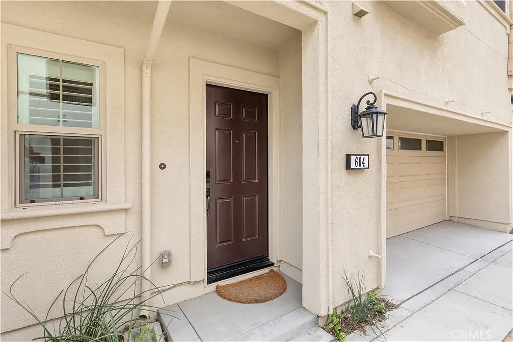 3 bed, 4.0 bath, 1761 sqft, $4,400 — Photo 2