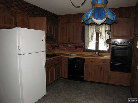 4th image of 408 Martin Pl