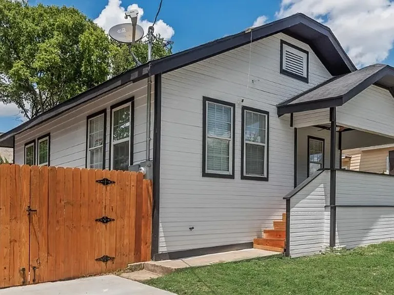 447 W Clarendon Dr — Photo 2