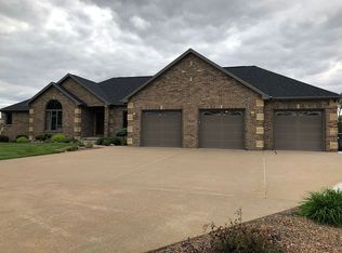930 S 32nd St, Clinton, IA 52732