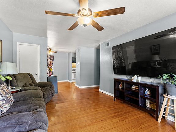 2nd image of 301 W Ridgewood Dr