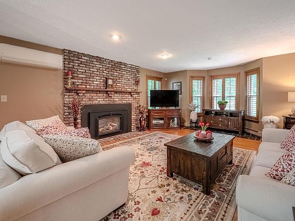 4th image of 51 Crestwood Lane