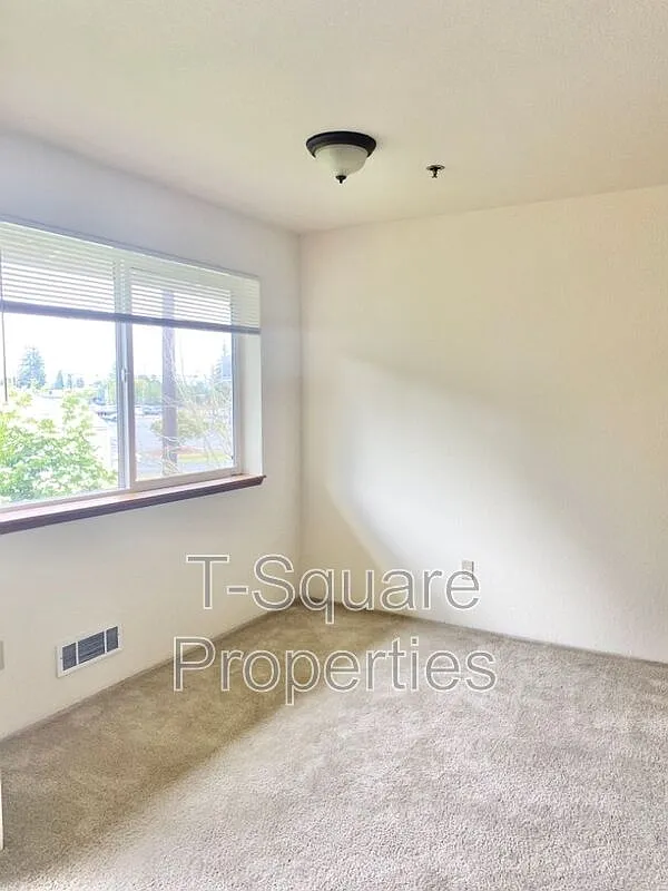 Building Photo - 9719 Holly Dr #205