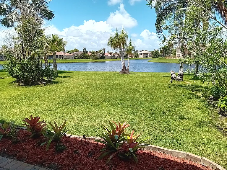 Astonishing lake view, allow cayak, fishing, watching birds fly or swim