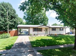 1375 Swallow Ln, Florissant, MO 63031