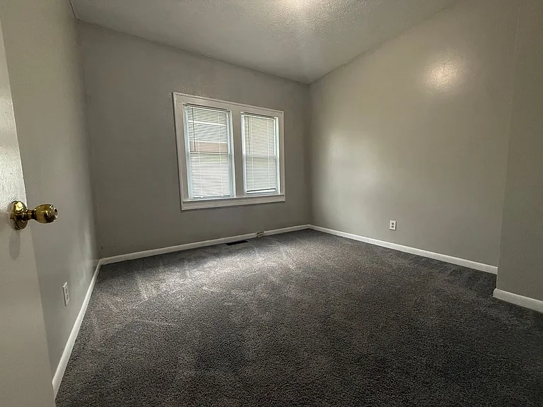 509 W 8th St — Photo 11