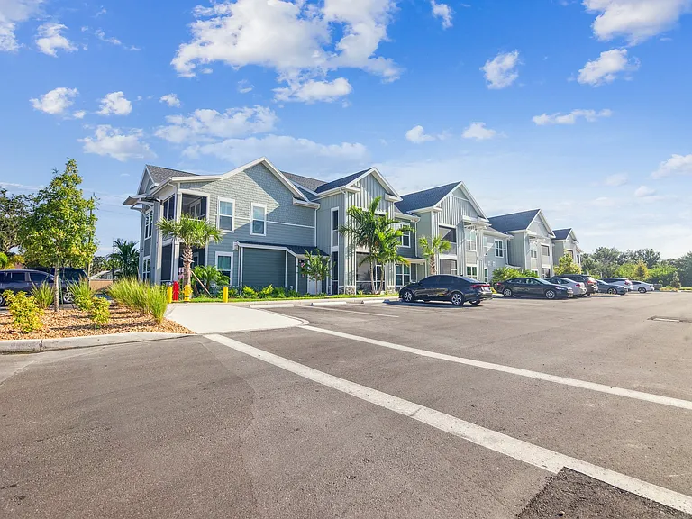 Palm Grove Luxury Apartments — Photo 7
