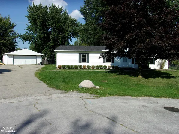 1575 Grandview Ct, Saint Clair, MI 48079