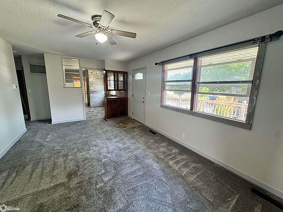 4th image of 205 Oak St