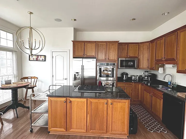 1607 Seneca Ave — Photo 10