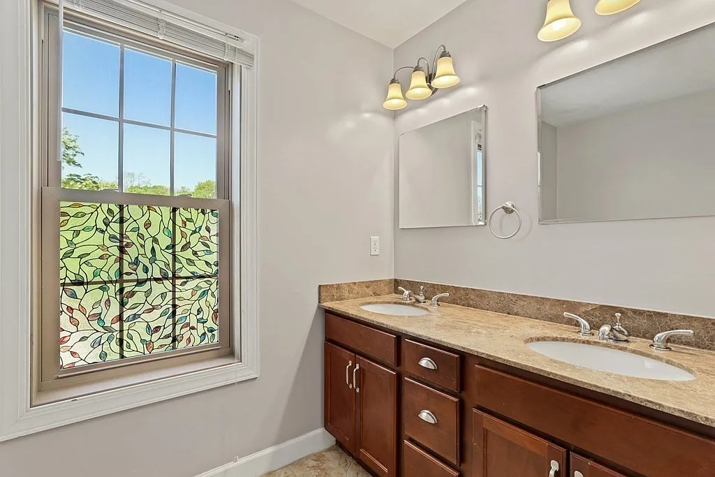 4 bed, 2.5 bath, 1850 sqft, $5,300 — Photo 4
