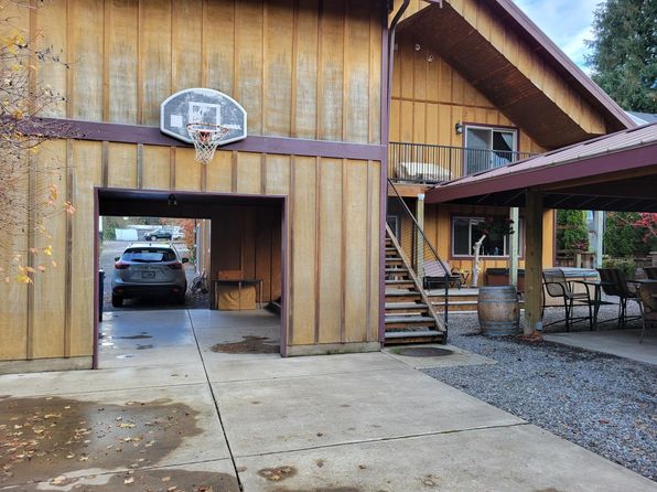 937 S 1st Ave #B, Mill City, OR 97360