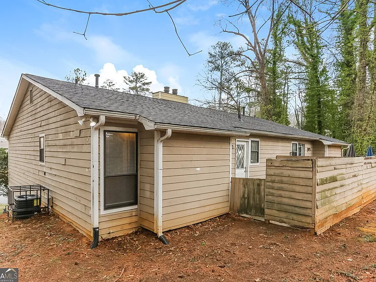 1535 Springwood Dr SE #B — Photo 16