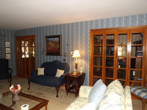 4th image of 99 Canterbury Ct