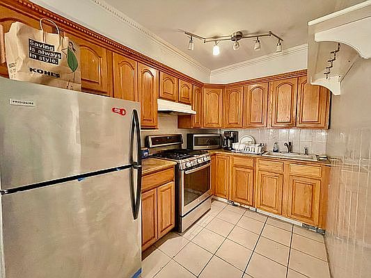 1st image of 25-12 Hoyt Ave S #3