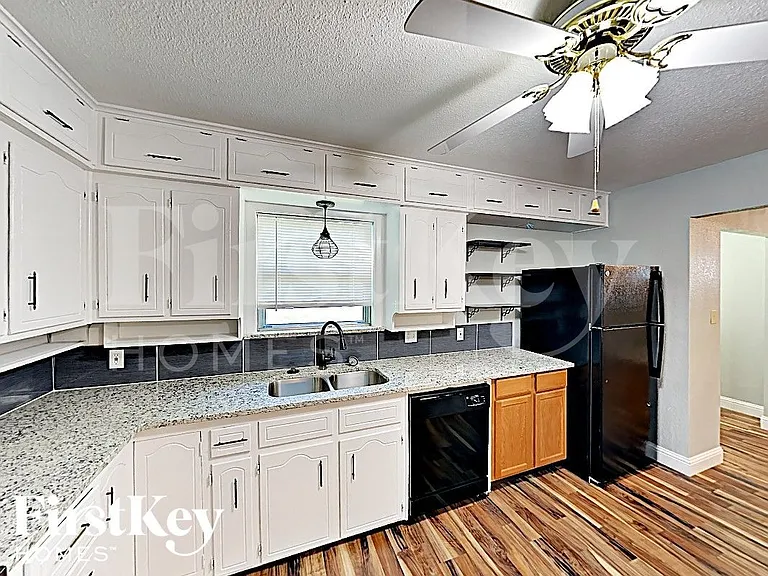 205 SW Moody St — Photo 5