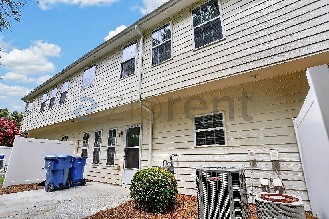 3 bed, 2.5 bath, 2200 sqft, $2,300 — Photo 2