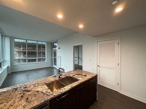 5th image of 472 W Chicago Ave #4