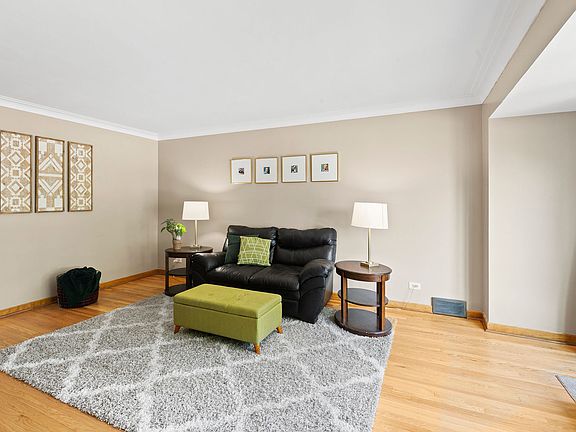 3rd image of 3049 W 100th St