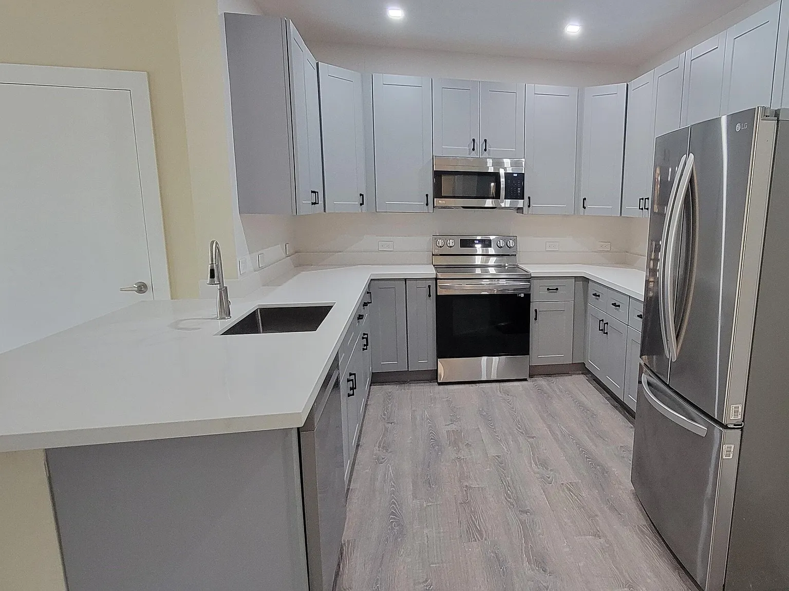 2 bed, 2.0 bath, 1000 sqft, $2,200 — Photo 4