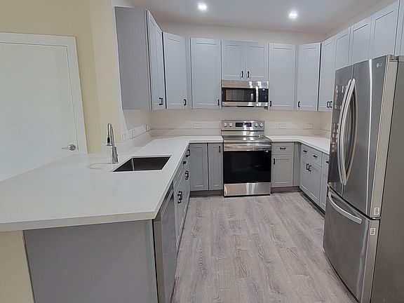 4th image of 3801 Davie Blvd #313