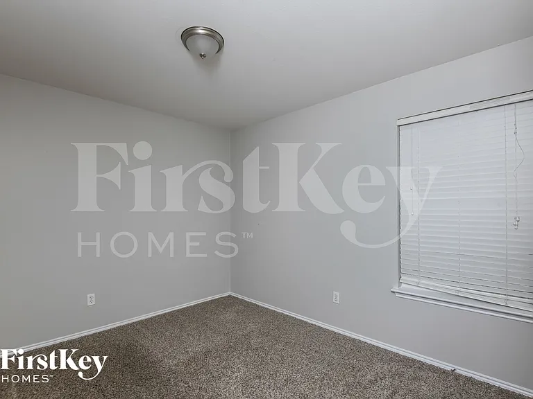 962 Heather St — Photo 12