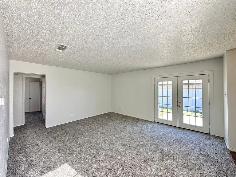 2105 Creekwood Dr — Photo 7