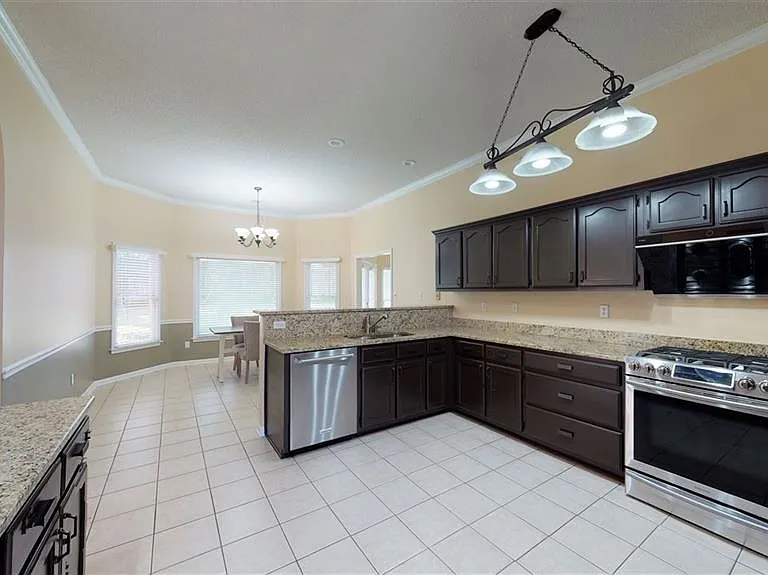 605 Alexandria Dr — Photo 4