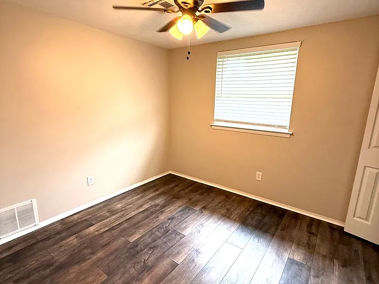 224 Lilac Dr — Photo 7