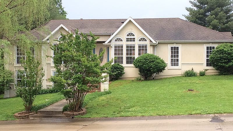 2nd image of 1613 Greenbrier Dr
