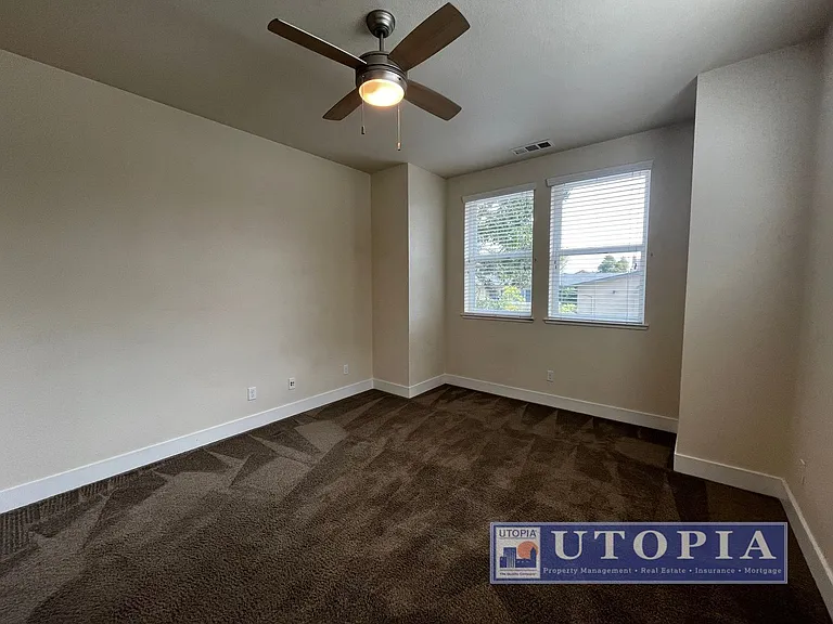 Spacious and Modern 3-bedroom, 3.5 bathroom in Seabright just minutes away from the Beach Boardwa... — Photo 15
