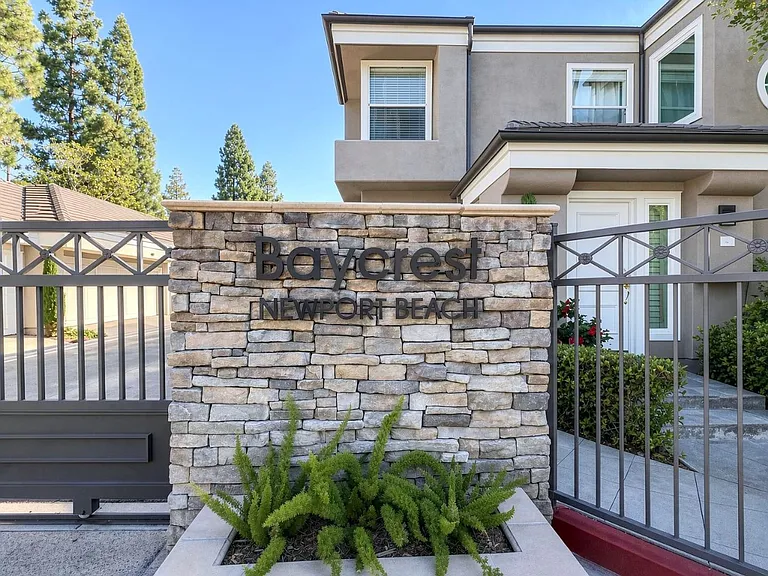 58 Baycrest Ct — Photo 3