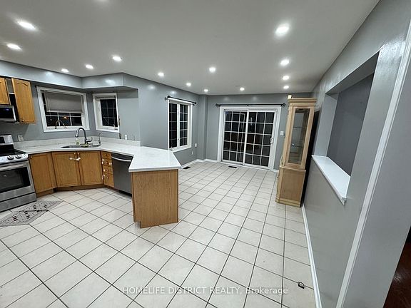 3rd image of 1100 Ashgrove Cres