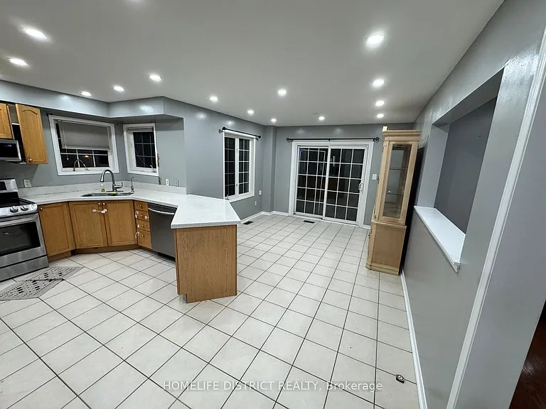 1100 Ashgrove Cres — Photo 3