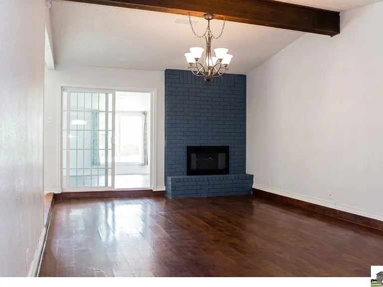211 E Hogan Dr — Photo 2