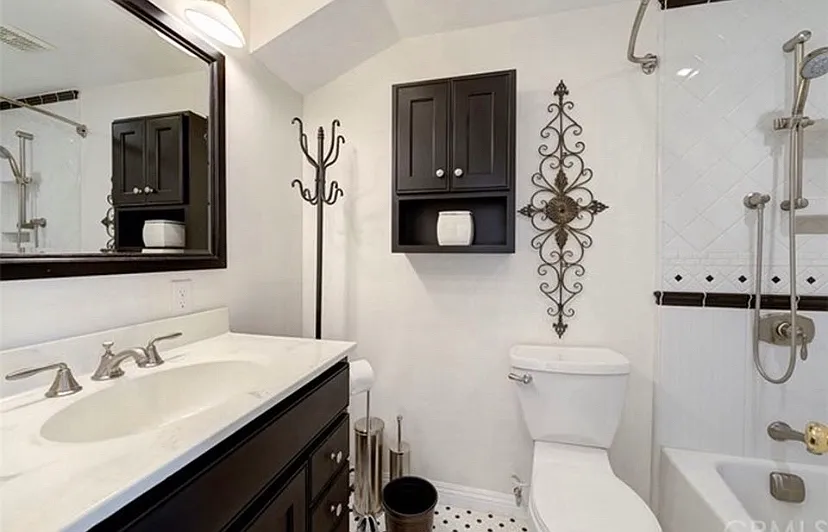 5 bed, 2344 sqft, $6,495 — Photo 2