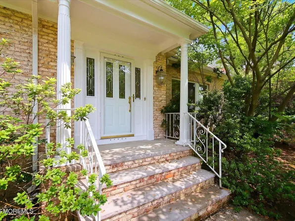 11 Castle Drive, Middletown, NJ 07748