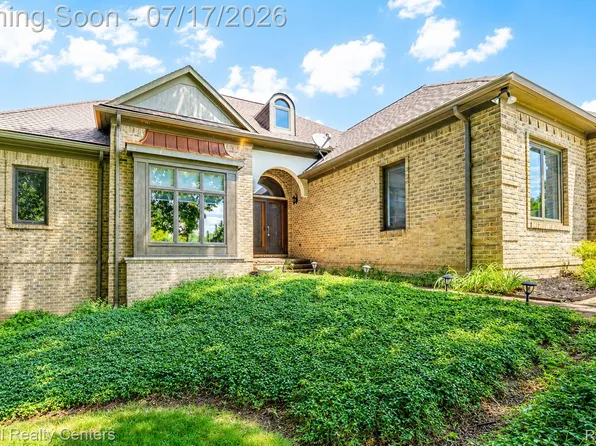 1021 Valleyview Dr, Clarkston, MI 48348