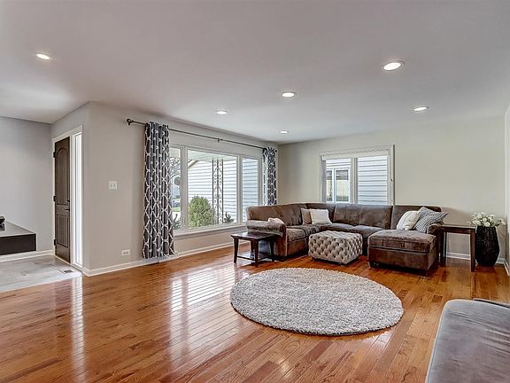 3rd image of 390 N Larch Ave