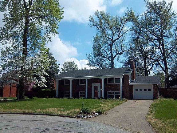 Home located in a cul-de-sac close to all area attractions