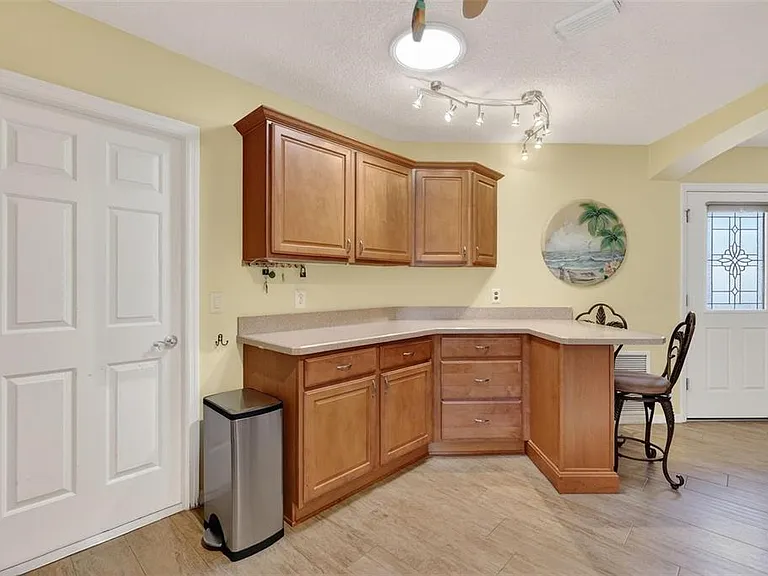 1258 Estill Ave — Photo 7